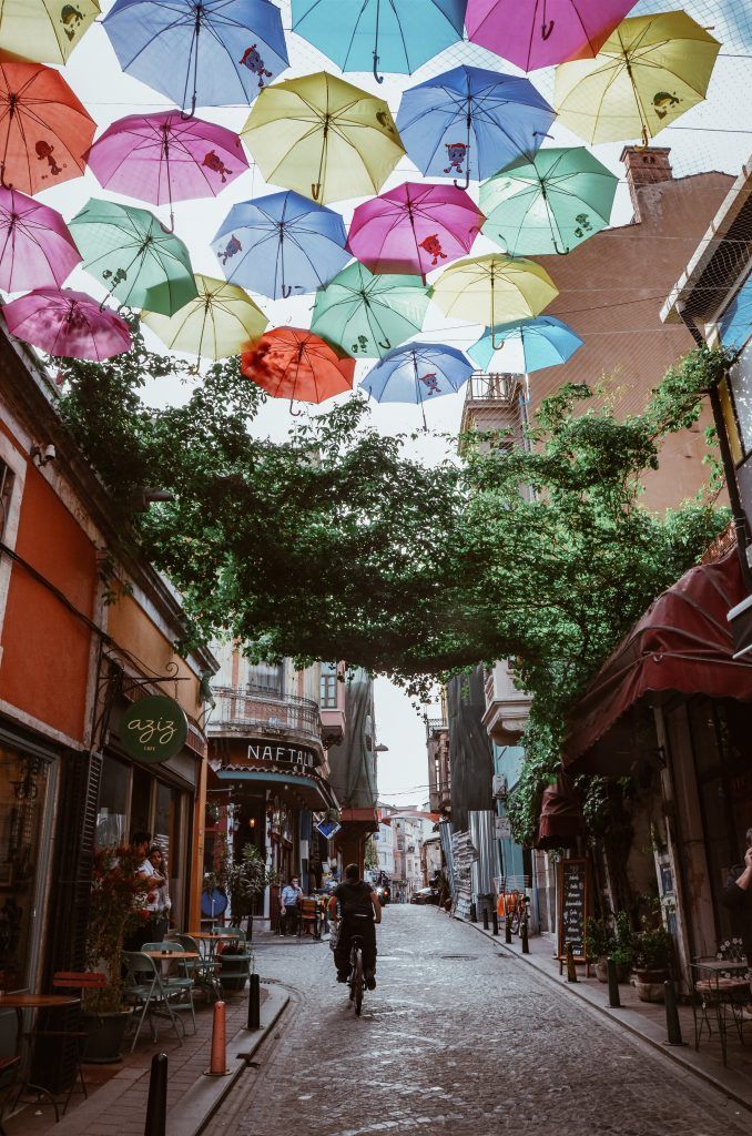 Calle de los paraguas en Estambul
