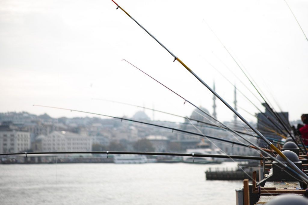 Pesca en el Puente Galata Estambul