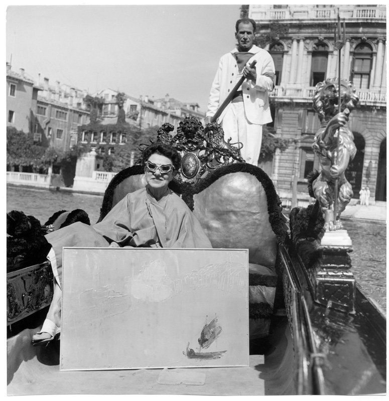 Peggy Guggenheim transportando un cuadro